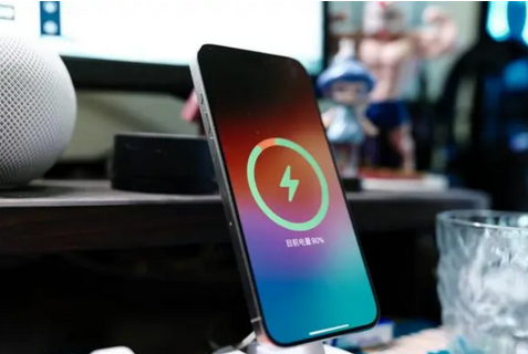 岭东苹果15换屏服务分享用什么充电器给iPhone15充电更好 